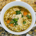 A bowl of sopa de pollo con fideos